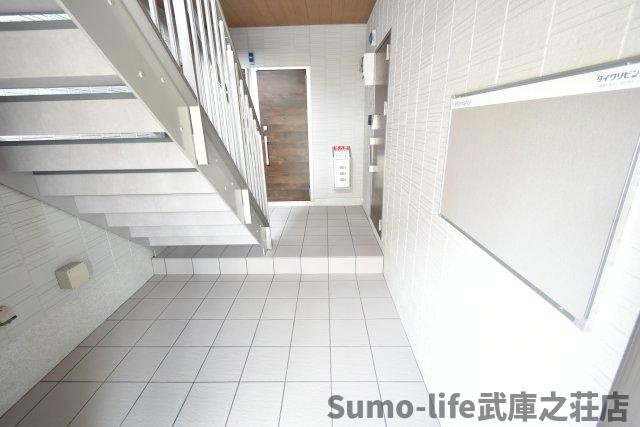 尼崎市南武庫之荘３丁目のアパートのロビー