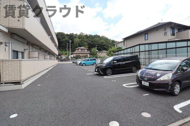 第８須賀ハイツの駐車場|車をお持ちの方に嬉しい駐車場付きの物件です