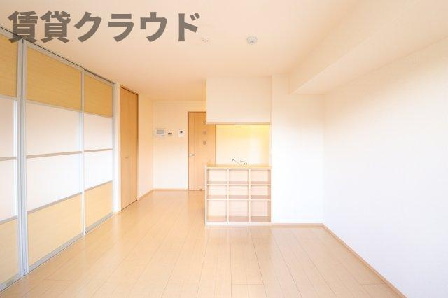第８須賀ハイツの居間・リビング|キッチン前の棚は小物や写真などを飾るのにいいですね◎