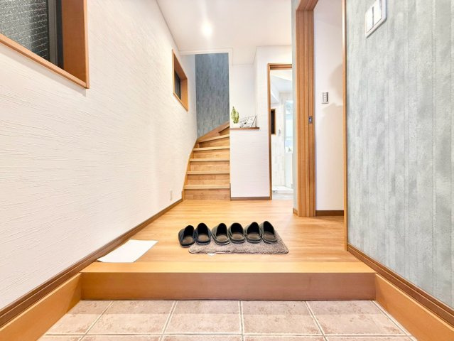 杉並区桃井4丁目　中古戸建の玄関|現地写真

現地ご見学希望・資料請求などお気軽にお問い合わせ下さい！
03-5990-5201