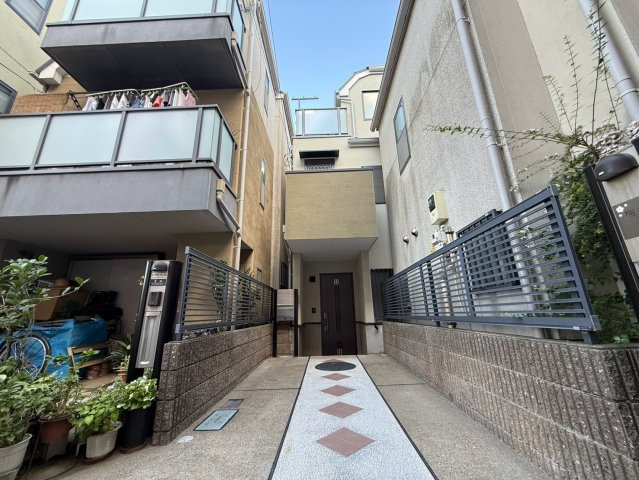 杉並区桃井4丁目　中古戸建の駐車場|現地写真

現地ご見学希望・資料請求などお気軽にお問い合わせ下さい！
03-5990-5201