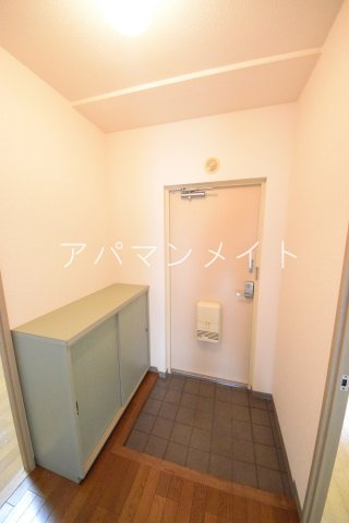 【玄関】 | エーデルハイム原宿 | 収納もある玄関です