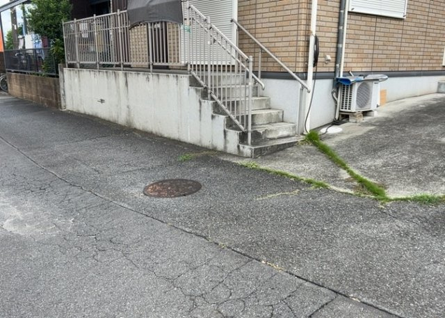 【前面道路含む現地写真】 | 住宅用の土地では前面道路に2m以上接していなければならないと法律で定められています。しかし、お持ちの車のサイズやライフスタイルなどにより、2mでは利便が悪い場合もございますので、事前に確認しましょう。