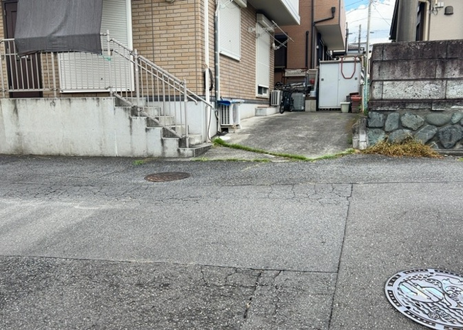 【前面道路含む現地写真】 | 道幅が広い場所は日当たりや風通が良好です。幅が広いのですれ違いも可能ですし大きな車でも駐車可能！一方で、大型車が通ることも多くなるため交通量の増加により騒音に繋がります。また土地の値段が高くなります。