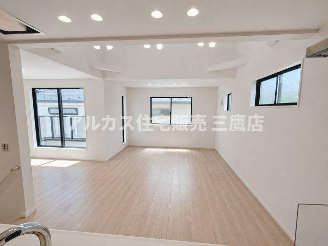 三鷹市井口5丁目 中央線 武蔵境駅 新築戸建の居間・リビング|複数配置された窓から光が届く、明るく奥行きを感じられるLDK。