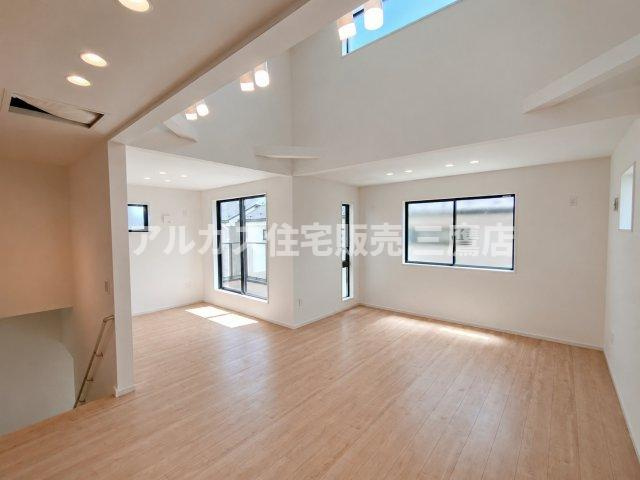 三鷹市井口5丁目 中央線 武蔵境駅 新築戸建の居間・リビング|高い位置に設けられた窓から採光を取り入れる、天井高のあるリビング。