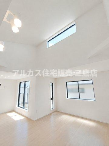 三鷹市井口5丁目 中央線 武蔵境駅 新築戸建の居間・リビング|勾配天井と高窓からの光が開放感を演出する、明るいLDK空間。