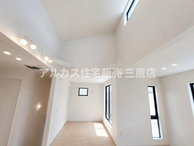 三鷹市井口5丁目 中央線 武蔵境駅 新築戸建の居間・リビング|勾配天井とハイサイドライトが、ゆとりある大空間を演出するLDK。