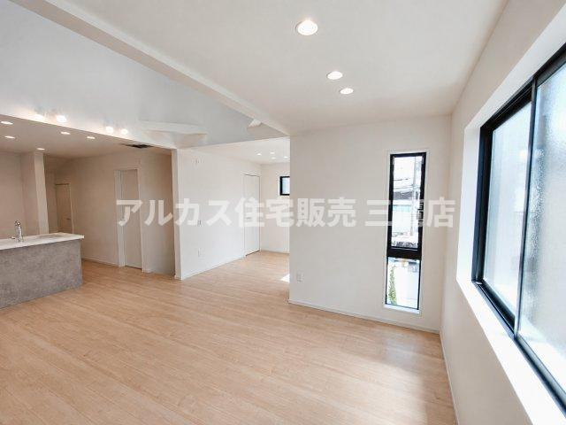 三鷹市井口5丁目 中央線 武蔵境駅 新築戸建の居間・リビング|家族との会話が弾む対面キッチンを備えた、寛ぎの居間スペース。