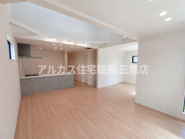 三鷹市井口5丁目 中央線 武蔵境駅 新築戸建の居間・リビング|開放的な対面キッチンと明るい木目調のフロアが調和したLDK。