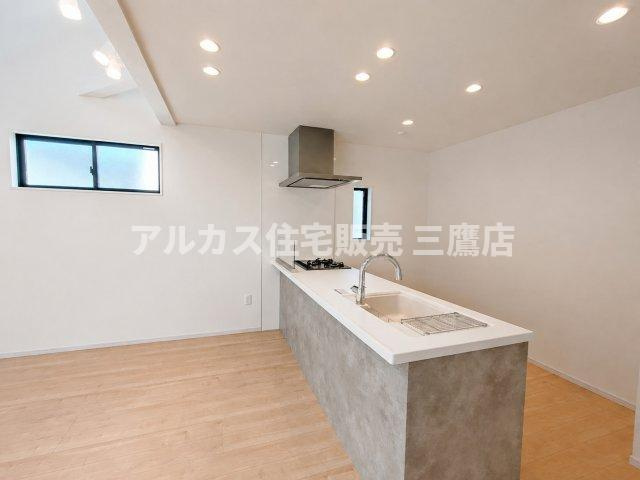 三鷹市井口5丁目 中央線 武蔵境駅 新築戸建のキッチン| 空間に馴染むスタイリッシュな対面カウンターキッチン。