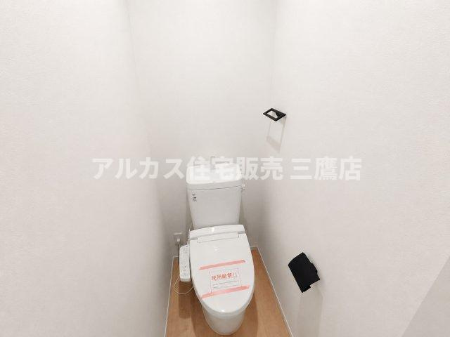 三鷹市井口5丁目 中央線 武蔵境駅 新築戸建のトイレ| 温水洗浄便座と上部収納を備えた、清潔感のあるシンプルなトイレ。