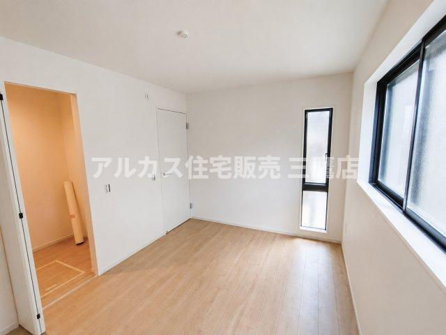 三鷹市井口5丁目 中央線 武蔵境駅 新築戸建の洋室|2面に窓を配置した、風通しと日当たりに配慮された開放的な洋室。