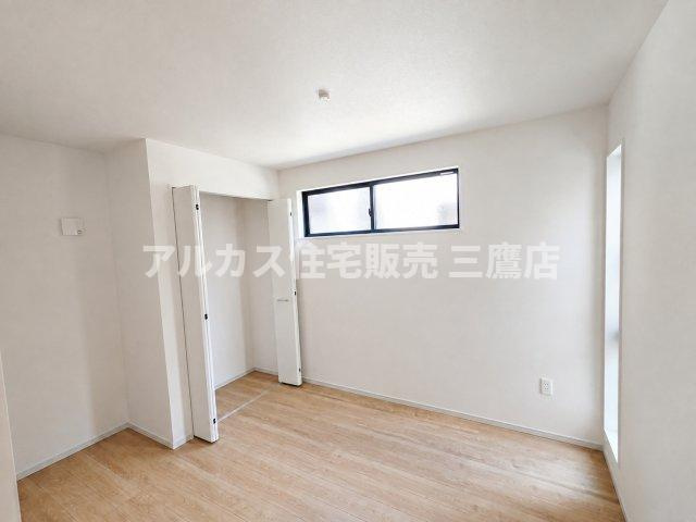 三鷹市井口5丁目 中央線 武蔵境駅 新築戸建の洋室|クローゼットを備えた、すっきりと空間を使えるシンプルな洋室。