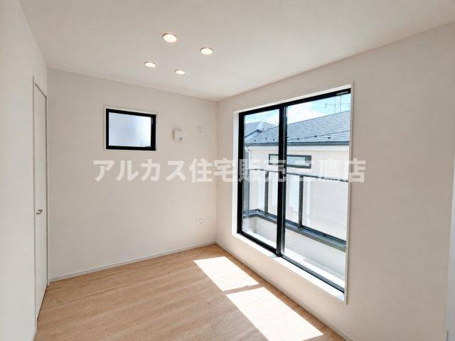 三鷹市井口5丁目 中央線 武蔵境駅 新築戸建の洋室|バルコニーへ出入りできる掃き出し窓を備えた、明るい洋室。