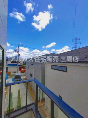 三鷹市井口5丁目 中央線 武蔵境駅 新築戸建のバルコニー| 黒い手すりが空間を引き締める、スリムなデザインのバルコニー。