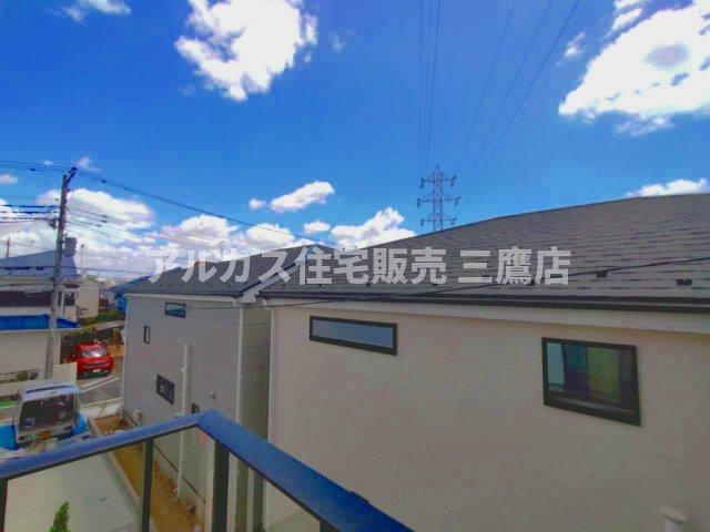 三鷹市井口5丁目 中央線 武蔵境駅 新築戸建の展望| 空の広がりと周辺の街並みが見渡せる、開放感のある眺望。
