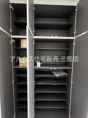 三鷹市井口5丁目 中央線 武蔵境駅 新築戸建の玄関|可動棚を備えた、靴や用品をまとめて整理できる大容量のシューズ収納。