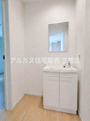 三鷹市井口5丁目 中央線 武蔵境駅 新築戸建の玄関| 帰宅後すぐに手が洗える、身支度にも便利なコンパクトな玄関手洗い。