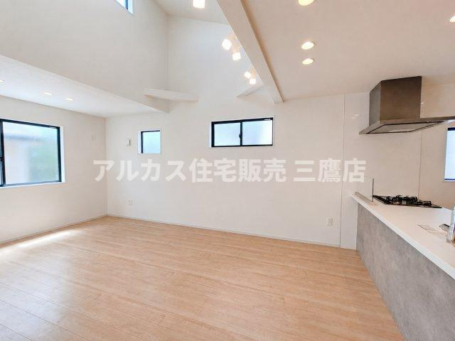 三鷹市井口5丁目 中央線 武蔵境駅 新築戸建の居間・リビング|傾斜天井と複数の窓が開放感を高める、明るく広々としたLDK。