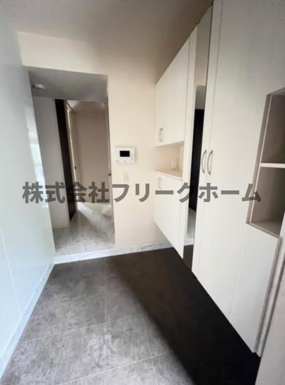 三鷹市新川６丁目の賃貸マンションの玄関