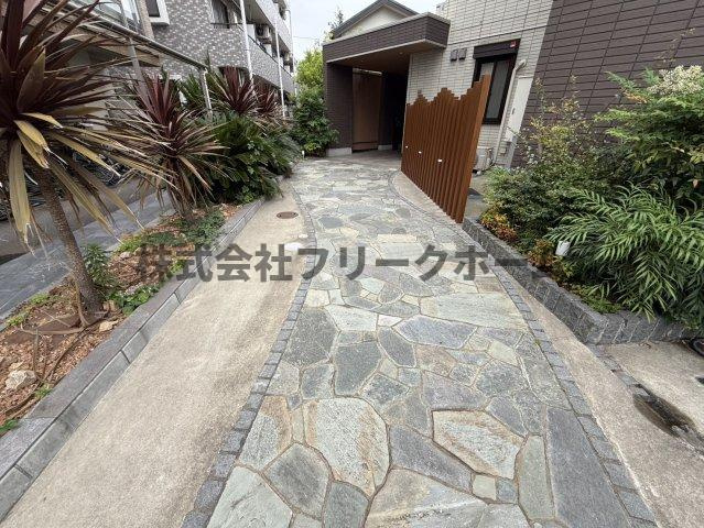 三鷹市新川６丁目の賃貸マンションのエントランス