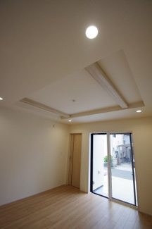 【居間・リビング】 | 【仲介手数料無料！！】立川市栄町4丁目　新築戸建て（全2棟）1号棟　5590万円 | リビングは折り上げ天井