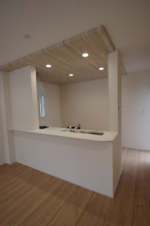 【キッチン】 | 【仲介手数料無料！！】立川市栄町4丁目　新築戸建て（全2棟）1号棟　5590万円 | カウンターキッチン、ポップアップ天井