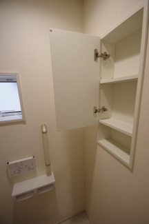 【トイレ】 | 【仲介手数料無料！！】立川市栄町4丁目　新築戸建て（全2棟）1号棟　5590万円 | トイレ内のニッチ収納