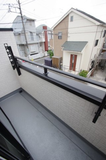 【バルコニー】 | 【仲介手数料無料！！】立川市栄町4丁目　新築戸建て（全2棟）1号棟　5590万円 | バルコニー（物干し付き、上下可動タイプ）