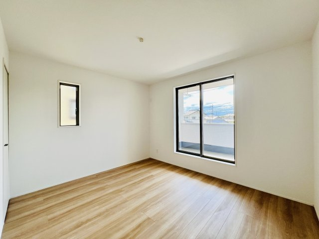 高崎市上中居町の洋室|7.2帖の主寝室は、大きいベッドを設置してもゆとりのある空間♪
２WIC付き◎