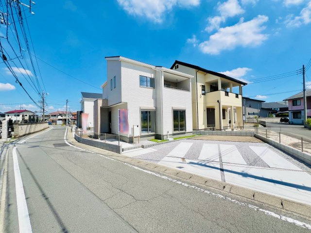 高崎市上中居町の前面道路含む現地写真|閑静な住宅地