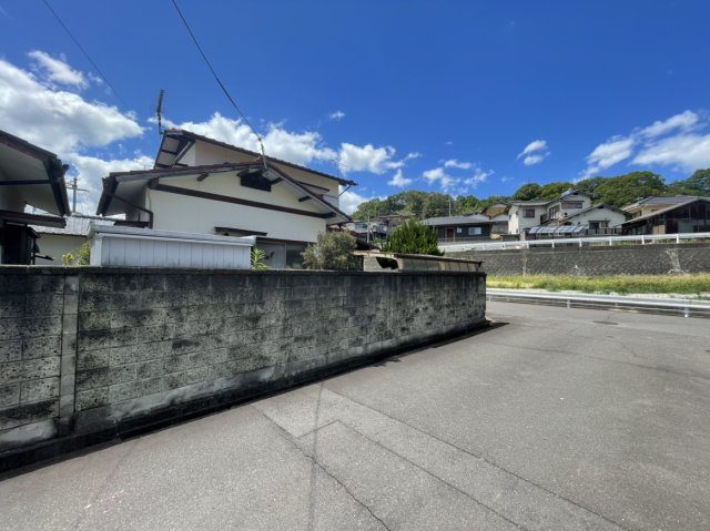 国分寺町新名　土地の前面道路含む現地写真