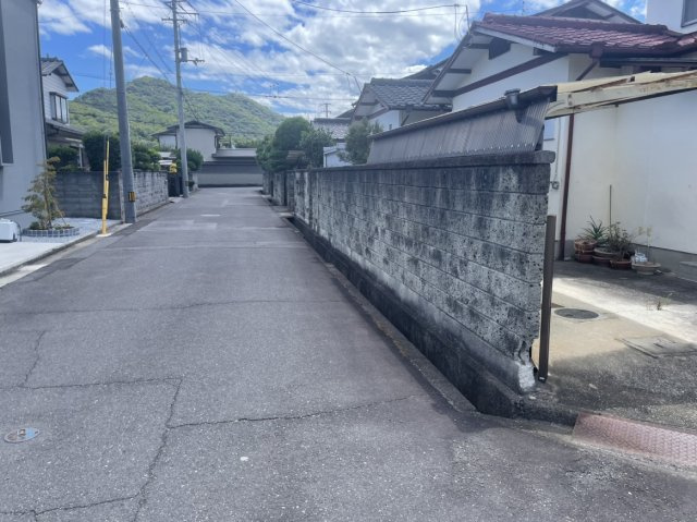 国分寺町新名　土地の前面道路含む現地写真