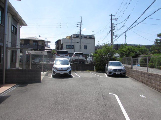 Maison桜、宝塚の駐車場