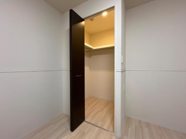 エルヴィータ大山崎の収納|（玄関横洋室）ウォークインクローゼット