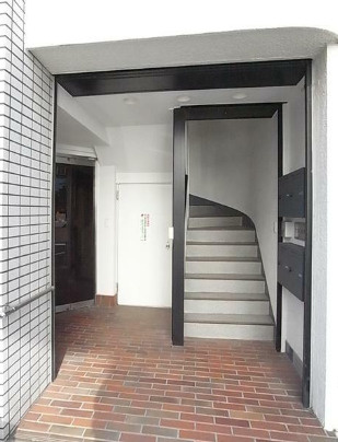 YDビルディングのエントランス|建物の内部です