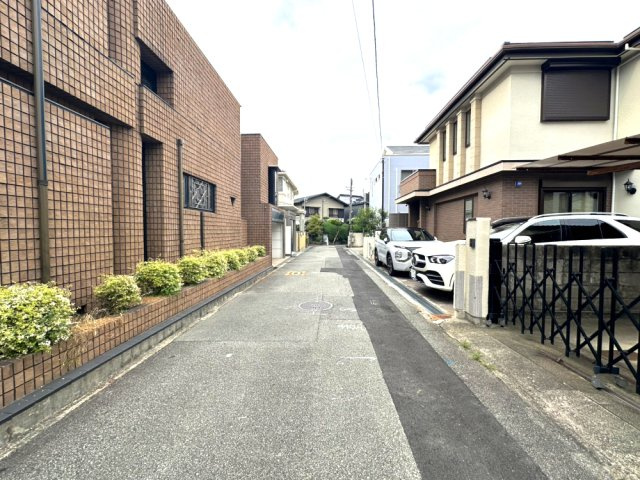 豊中市玉井町３丁目　古家付き土地の前面道路含む現地写真