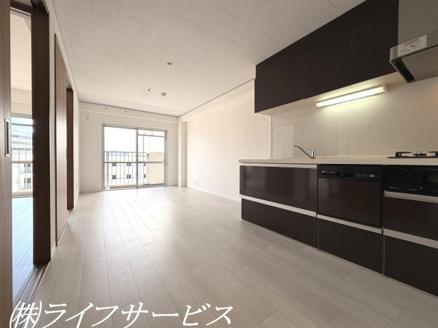 【居間・リビング】 | 新大阪ホワイトハイツ | リビングルーム10.5帖／南向きのバルコニーに面した陽当り良好のリビングルーム！