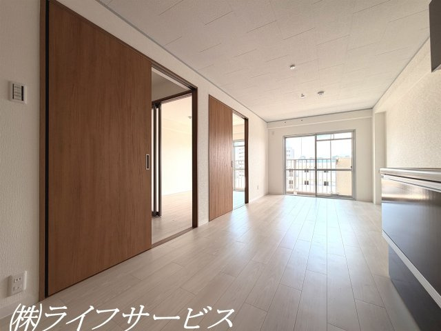 【居間・リビング】 | 新大阪ホワイトハイツ | リビングルーム10.5帖／南向きのバルコニーに面した陽当り良好のリビングルーム！
