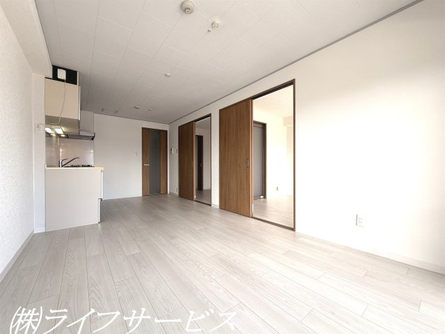 【居間・リビング】 | 新大阪ホワイトハイツ | リビングルーム10.5帖／南向きのバルコニーに面した陽当り良好のリビングルーム！