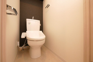 【トイレ】 | Alivis堺浜寺 | 落ち着いた色調のトイレです