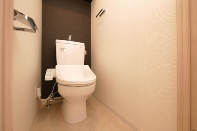【トイレ】 | Alivis堺浜寺 | 落ち着いた色調のトイレです
