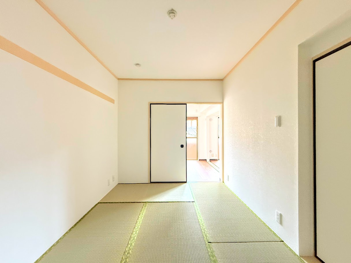 ライオンズマンション戸塚町の和室|◆室内はいつも明るい印象なので気持ちの良い朝を迎えられます。各部屋にはクローゼットを完備しており、収納が多いお家はすっきりして快適空間です。