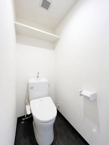 ライオンズマンション戸塚町のトイレ|◆清潔感のある白を基調とした落ち着ける空間。小窓をもうけていますので、こもりやすい空気の入れ替えも簡単に行えますね！