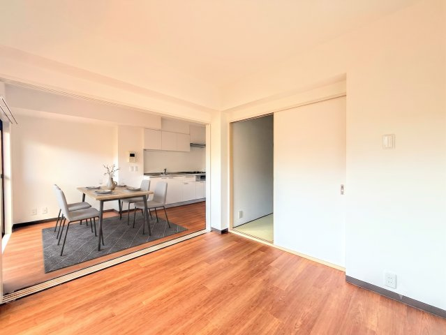 ライオンズマンション戸塚町の居間・リビング|◆リビングは一日中太陽の光が射し込みます。家族が集まる空間は、自然と笑顔が溢れます！(家具はイメージです)