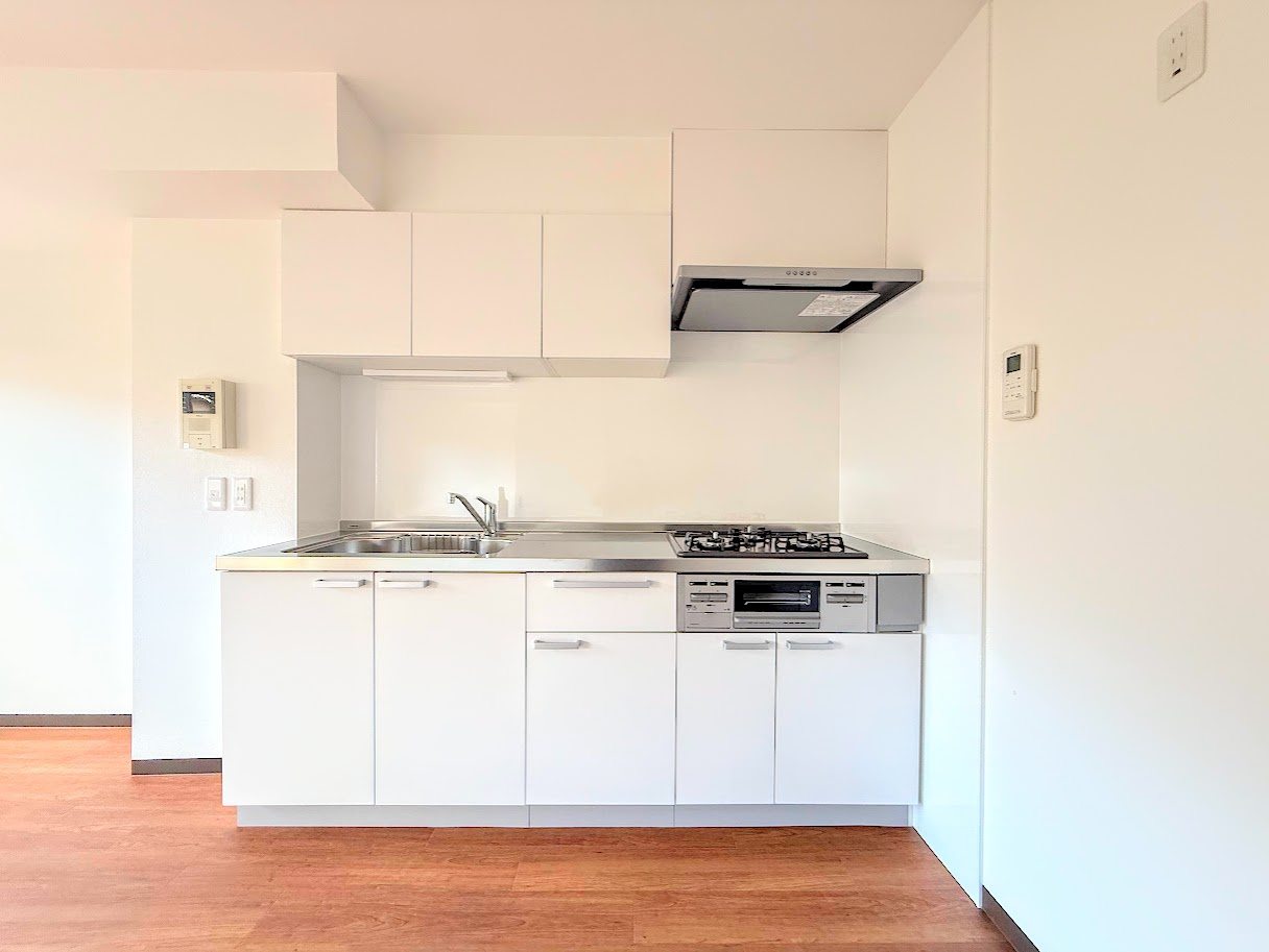 ライオンズマンション戸塚町のキッチン|◆デザイン性と機能性を兼ね備えたキッチンです。リビングスペースとの一体感が生まれ、広々空間を演出してくれます。