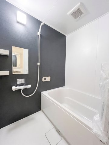 ライオンズマンション戸塚町の浴室|◆モダンデザインの空間が気持ちよさを高めてくれるバスルーム。すっきりとした清潔感の中に都会的なセンスが感じられ、心身をリフレッシュできる寛ぎを深めてくれるスペースです。