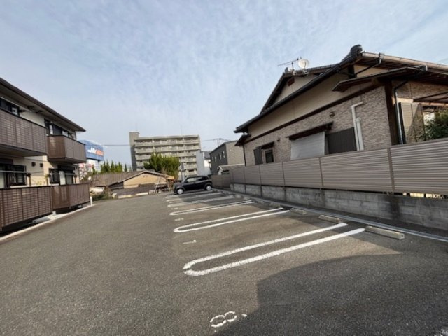 WITH THE LIGHTの駐車場
