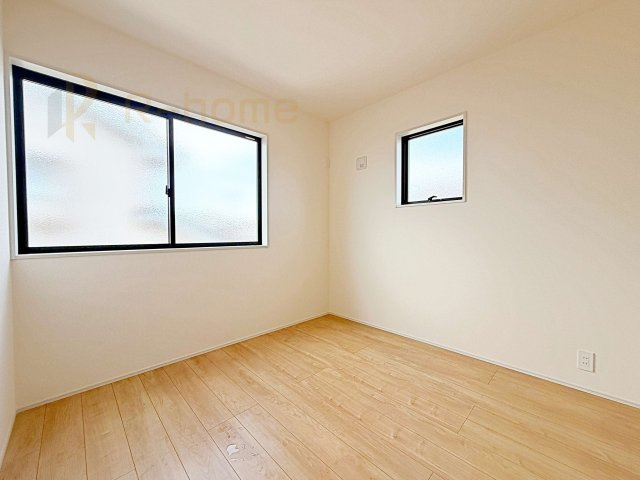 ひたちなか市中根9期　新築戸建て　4号棟の洋室|2面窓の風通しの良い洋室です♪差し込む暖かな陽当たりで、室内がくつろげる空間に早変わりです♪